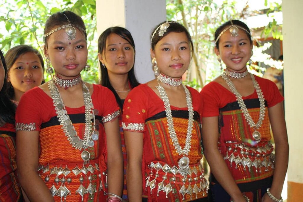 Chakma-girls-in_Bangladesh